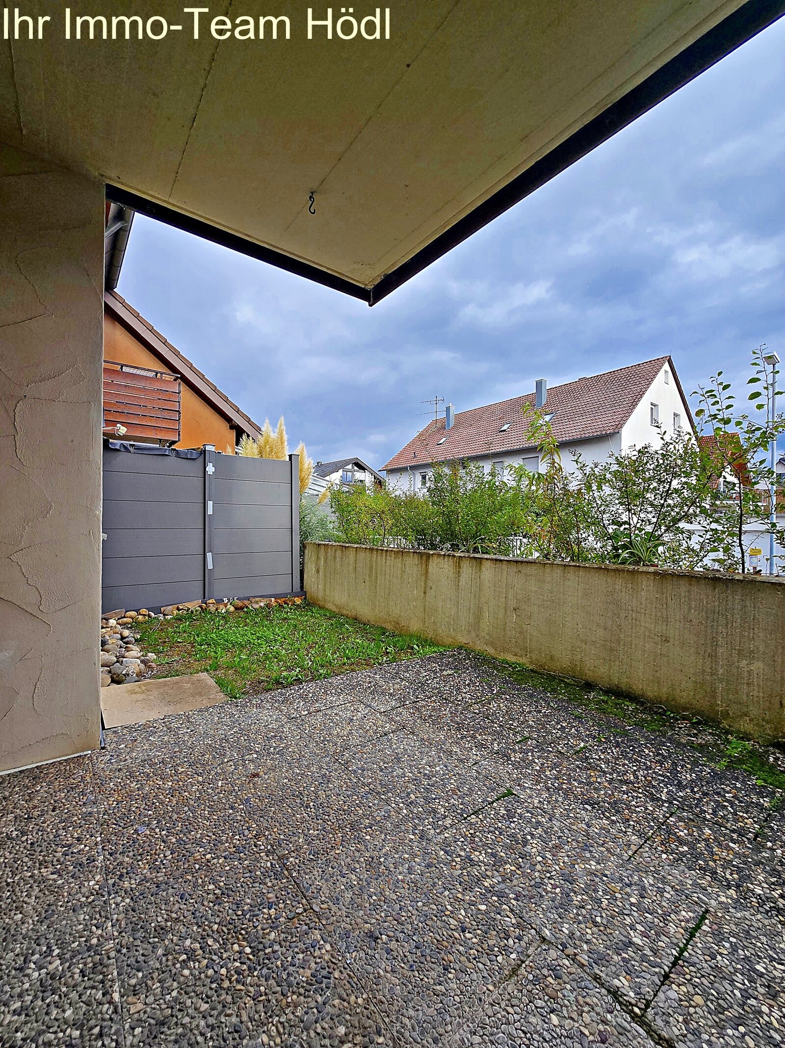 große Terrasse samt kleinem Gartenanteil