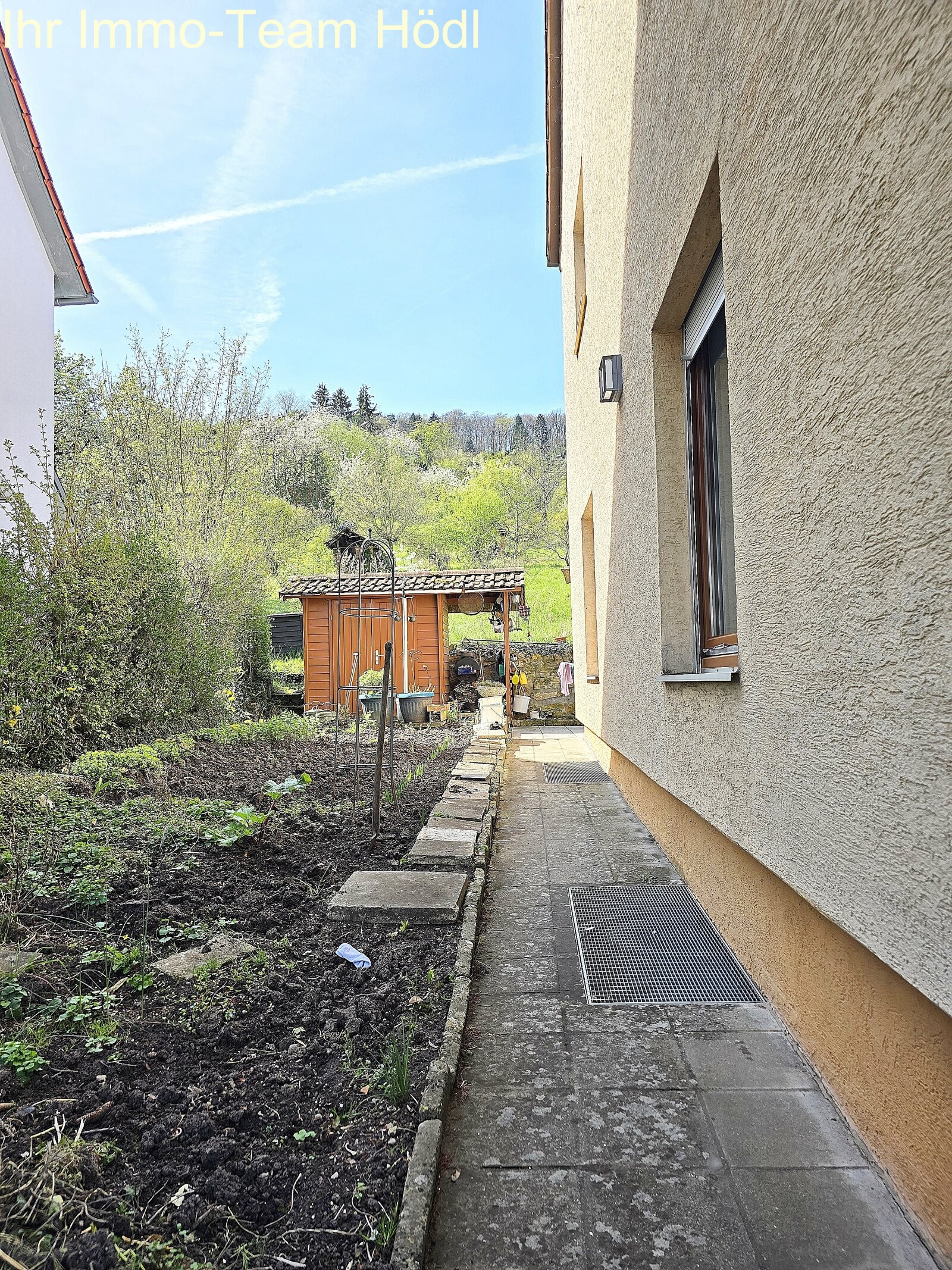 Garten seitlich vom Haus